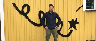 Flygande konst på väggarna vid Torshargs idrottsplats