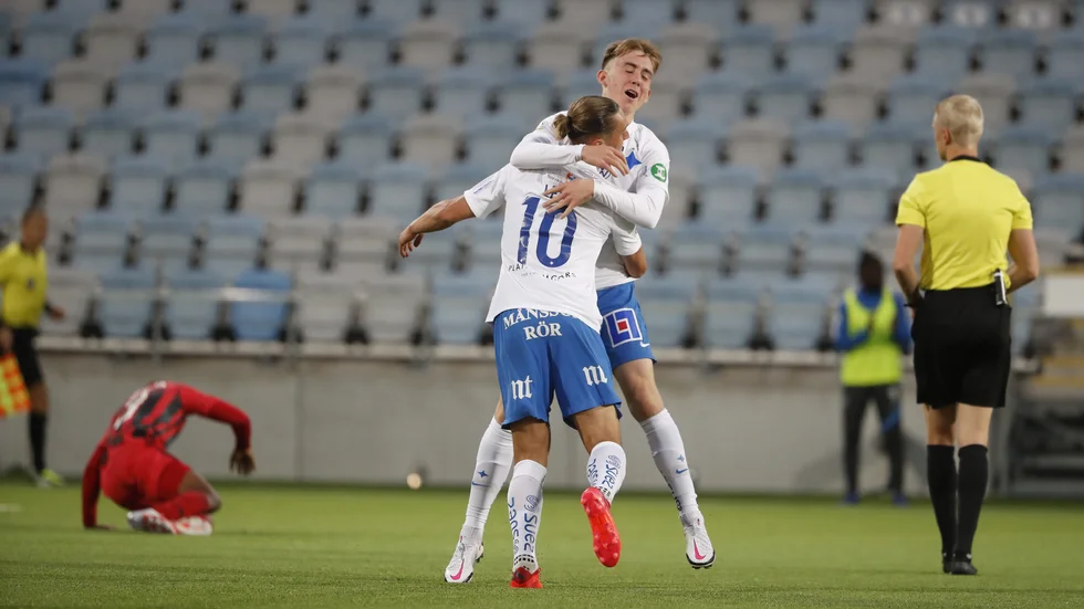 Målskytten Jonathan Levi kramas om av framspelaren Isak Bergmann Johannesson. IFK Norrköping och Östersund spelade 2–2.
