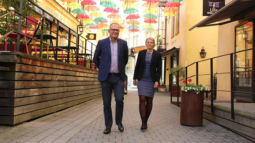 De moderata oppositionsråden Fredrik Björkman och Sophia Jarl, här i Knäppingsborg, presenterar sin variant av besöksnäringsstrategi. De vill återuppväcka Upplev Norrköping.