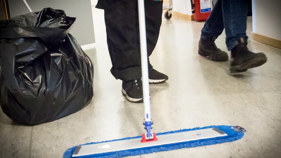 Uppdraget att städa kommunens lokaler går nu till två företag i stället för ett.