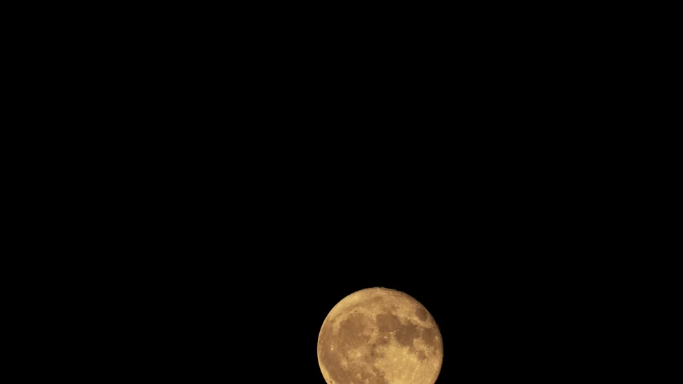 Här är månen – och Mars, synlig som en liten prick i längst upp i bilden – fotograferad från Olympia i den amerikanska delstaten Washington den 2 oktober.