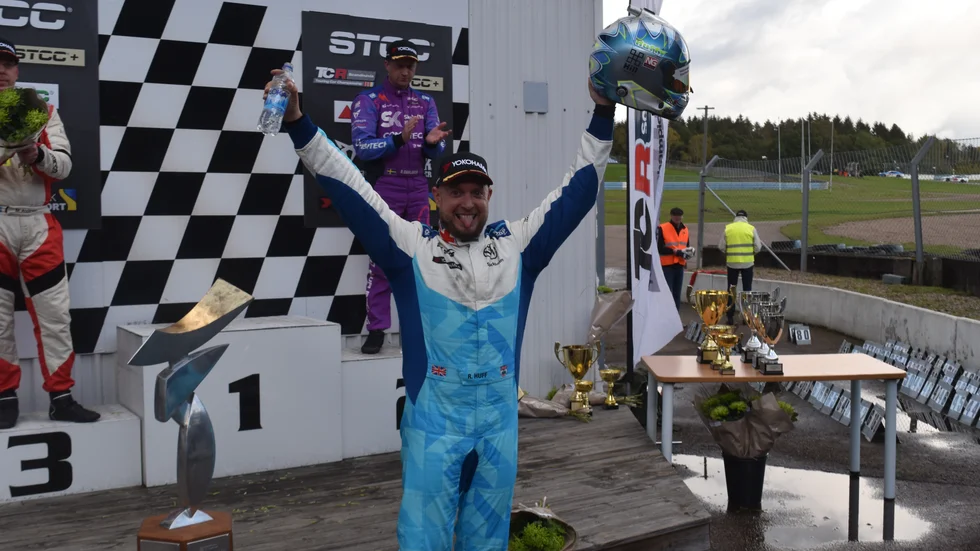 Britten Rob Huff var snabbast när det gällde som mest. Han vann två av tre heat och säkrade därmed segern i årets STCC. Dahlgren gav allt som fanns, men fick se sig slagen