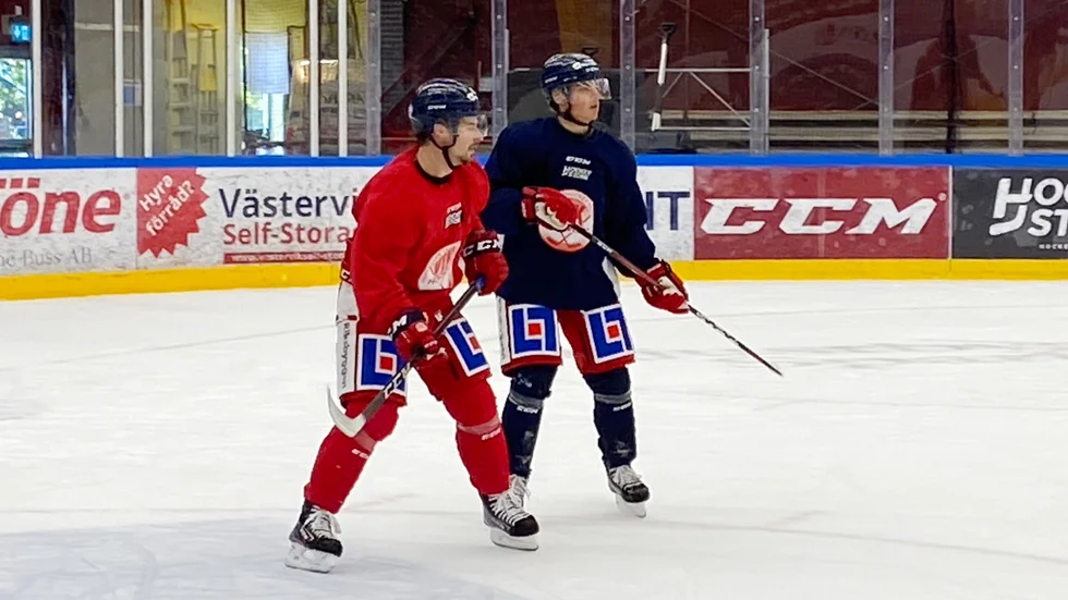 Gustav Nielsen, i blått, i kamp med Gerry Fitzgerald under måndagens träning.