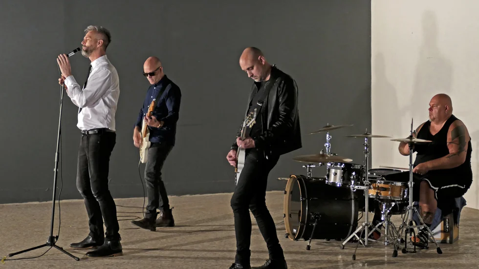 Johannes Wetterbäck (sång) och Mats Pettersborg (gitarr), Joakim Andersson (gitarr) och Patrick Gejdeman (trummor) utgör bandet Autonom.