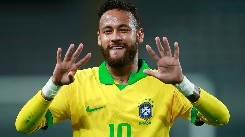 Neymar gjorde hattrick när Brasilien slog Peru. Han gick därmed förbi Ronaldo som landslagsmålskytt och hyllade legendaren med nio fingrar i luften, Ronaldos tröjnummer.