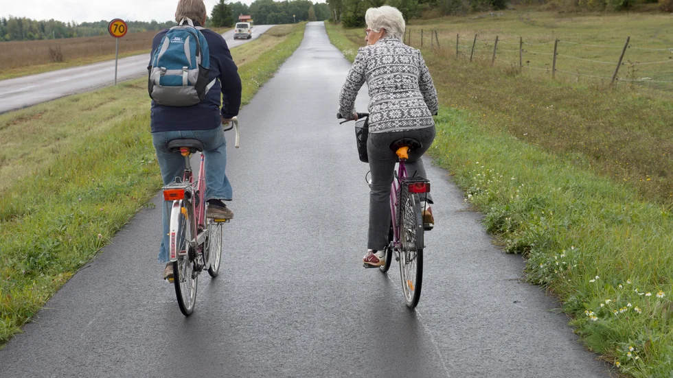 Både kommunen och regionen arbetar aktivt för att öka cyklandet men på landsbygden dröjer bygget av cykelvägar, resursbristen gör att andra projekt måste prioriteras. Bilden är från gc-vägen till Bredsand.