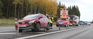 Bil körde in i mitträcket – vägen stängdes av
