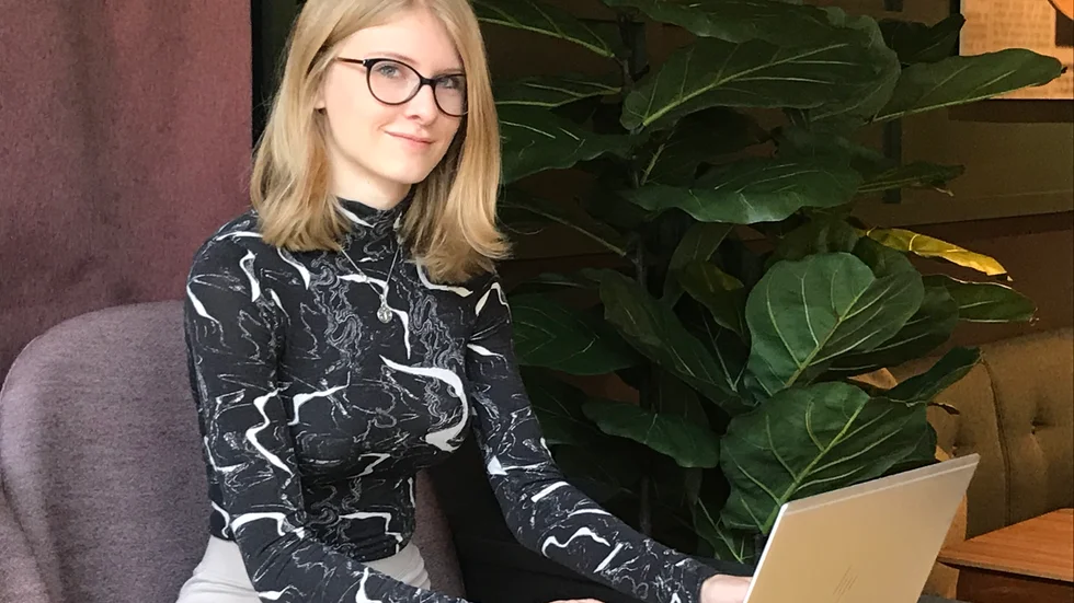 Wilma Berglund sitter helst på café och skriver. Idéerna sätter hon genast på pränt i en anteckningsbok hon alltid har nära till hands. 