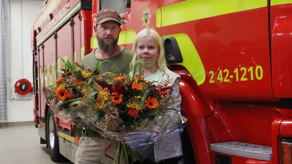 Magnus André och hans dotter Emma, 12, räddade sin granne som låg medvetslös i en rökfylld lägenhet. På tisdagen uppmärksammades de av räddningstjänsten för sitt agerande. 