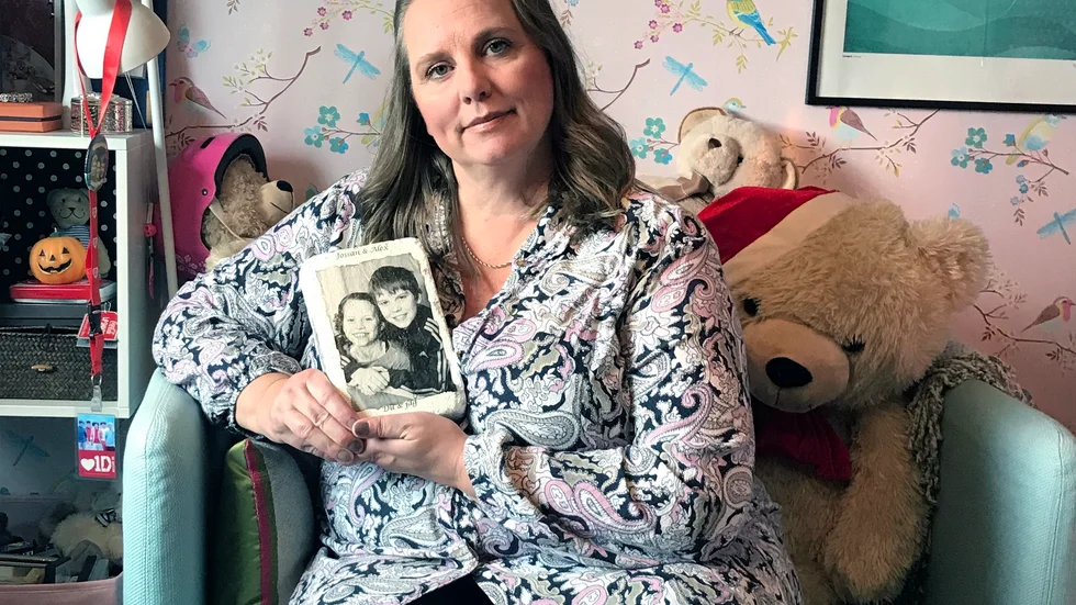 Maria Insulander i rummet på Korngatan som Josefin bodde i och som nästan ser ut som det gjorde 2013. Fotot föreställer Josefin tillsammans med tre år äldre brodern Alexander.