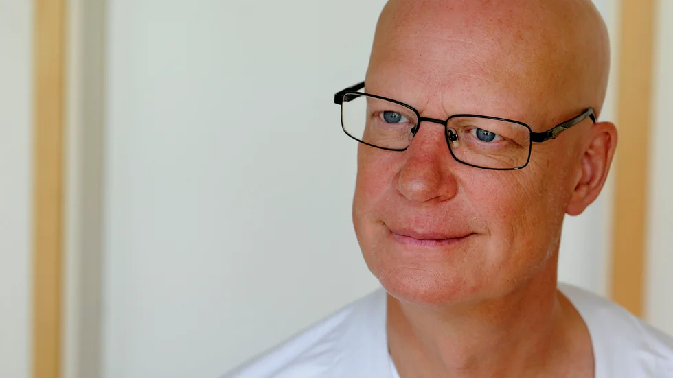 Hjalmar Åselius, basenhetschef för medicinkliniken på Västerviks sjukhus, förklarar hur covidvården på avdelning 5 kommer att gå till nu när de tillfälliga covidavdelningen, som bedrevs på avdelning 5, stängts.