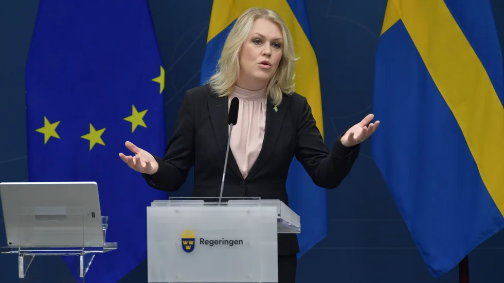 Lena Hallengren gör rätt som kallar till krismöte. Klarar inte regionerna sitt testningsuppdrag så bör de lämna över till statliga och/eller privata krafter som kan få saker och ting att fungera. 