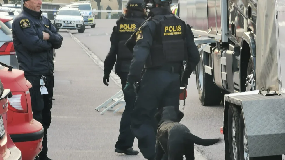 Nationella bombskyddet och bombhundar sökte igenom området efter explosionen i Gränby i september. Nu sitter två män häktade för dådet.