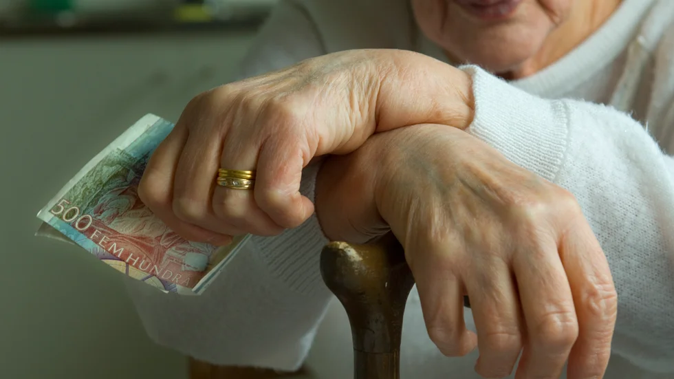 "Om man som pensionär också tar ut tjänstepensionen på kort tid, vanligast fem år eller tio år då kan det bli skralt i kassan på ålderns höst", skriver insändarskribenten. (Arkivbild)