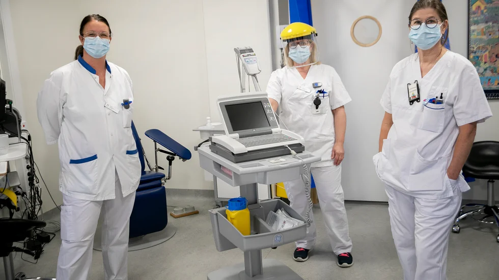 Nu ska all vårdpersonal i regionen bära munskydd när de kommer nära patienterna. Cecilia Bergström, Kerstin Andersson och Ann-Marie Drews Tyreskog som jobbar på vårdcentralen Åsidan. 