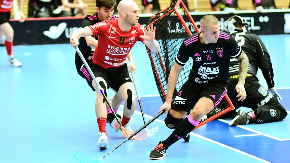 Storvreta fick Falun på fall. Här det Henrik Stenberg som jobbar bakom kassen, som för övrigt är på väg att falla omkull. Stenberg var en av många matchvinnare i Storvreta, men "storfiskarn" Sjögren tog nog hem priset.