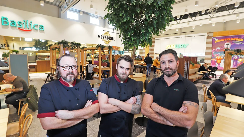 Kökschefen Nicklas Löfgren, kocken Joel Bergqvist och restaurangchefen Daniel Varli, på Basilica, har märkt av ett tydligt tapp i antal matgäster sedan i torsdags.