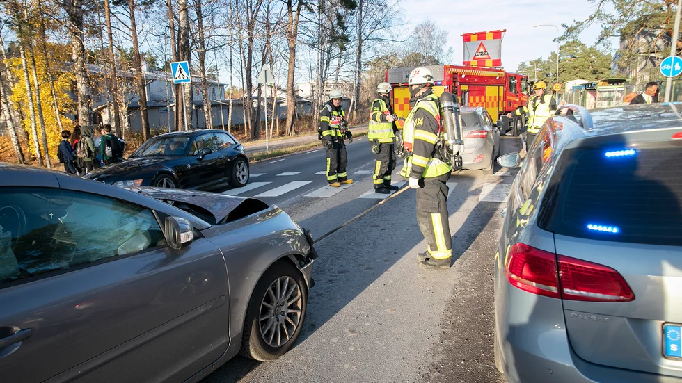 Blåljuspersonal på plats efter olyckan på Stockholmsvägen. Skadeläget är för närvarande oklart.