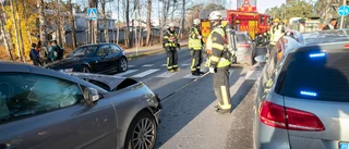 Mamma med barnvagn påkörd efter bilkrock