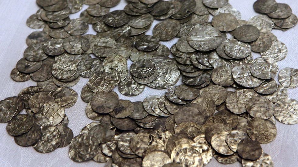 Gamla silvermynt har hittats på Gotland. Bilden från ett tidigare fynd, då mynt från 1000-talet. Arkivbild.