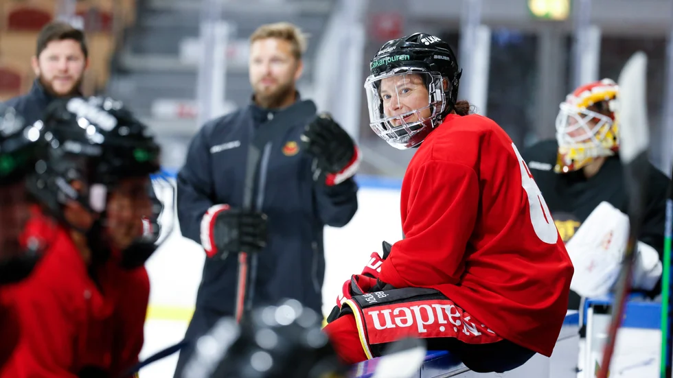 Jenni Hiirikoski och hennes Luleå Hockey/MSSK behöver inte, pandemin till trots, oroa sig över lagets ekonomi.