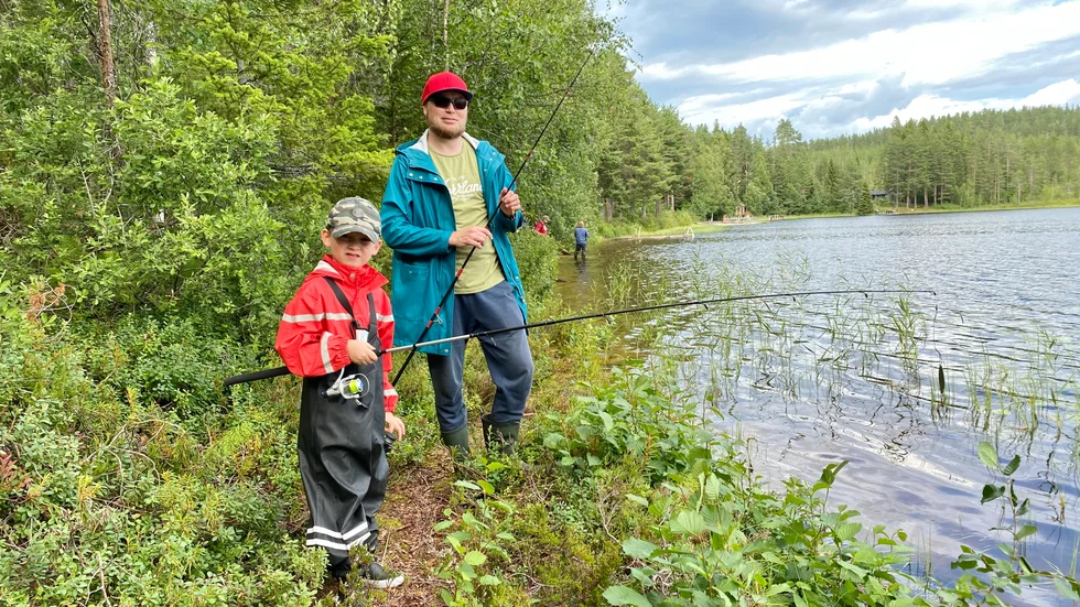 Lois Enmark, 6 år, fiskade tillsammans med Joakim Brännström. De bor i Umeå, men har stuga i Piteå.