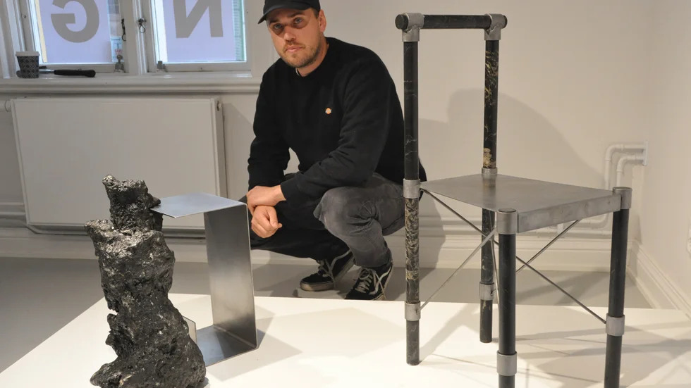 Elias Båth ligger bakom verket "Död mark" där han följer ett materials livscykel från utvinning till avfall.