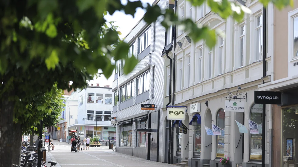 Fastighetsägare som hyr ut lokaler till exempelvis butiker och restauranger kan söka statligt stöd om de sänkt hyresgästens hyra. Hittills har 37 ansökningar kommit in från Västerviks kommun.
