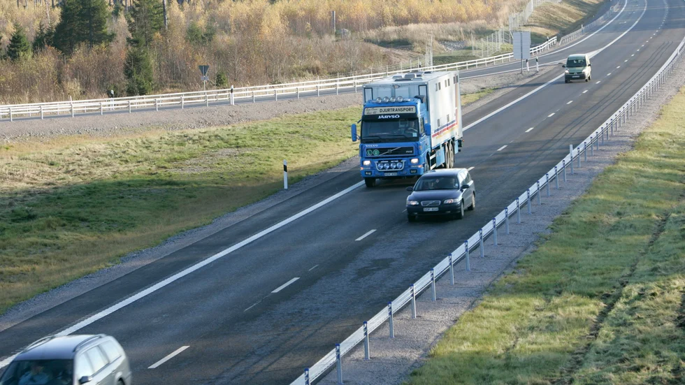 Transporter svarar idag för ungefär en tredjedel av utsläppen av växthusgaser. Här krävs en omställning bort från den bilcentrerade samhällsplanering vi har idag, menar debattörerna.