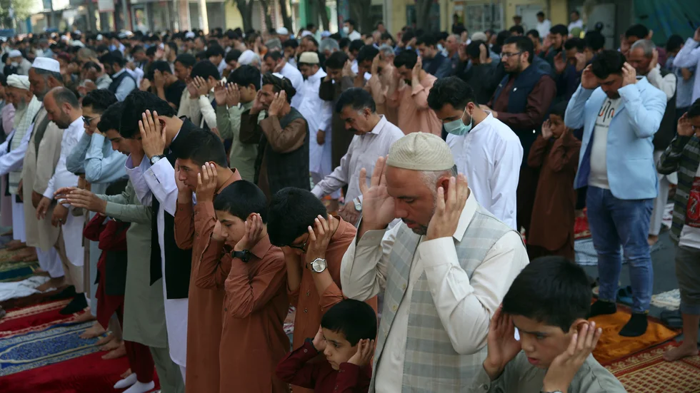 Afghanska muslimer ber under id al-adha i Kabul.