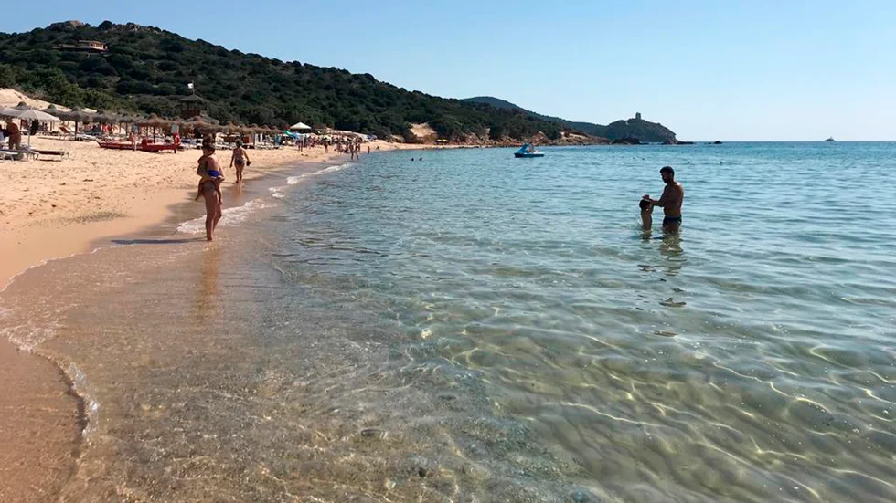 Ön Sardinien är bland annat känt för sitt kristallklara vatten, här sett utanför staden Chia. Arkivbild.