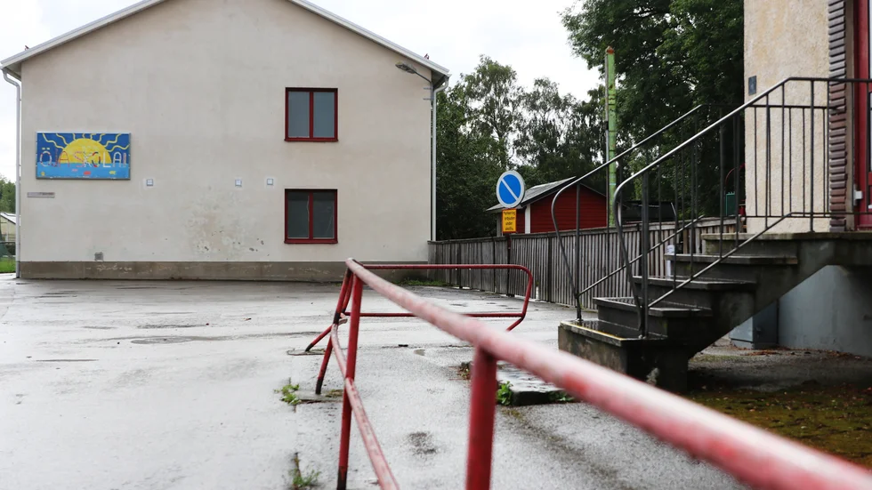 "Det är därför väldigt egendomligt att nu när förutsättningar för utveckling skapats, vilja riva upp serviceplanen genom att lägga ner skolor i Burgsvik och Kräklingbo."