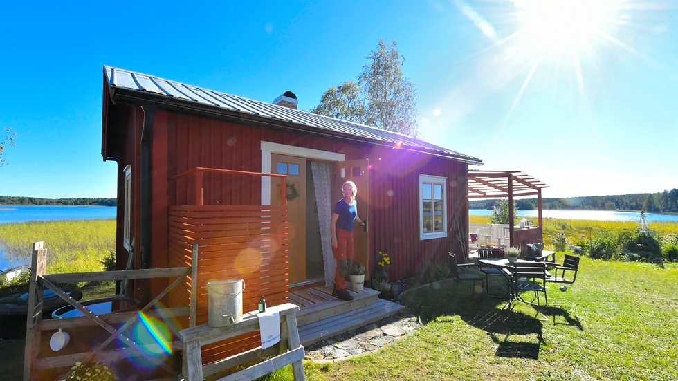 För tre år sedan blev Katja ägare av torpet ute på udden i Hjoggböleträsket. ”Det är vår kreativa oas. Torpet är enkelt och har långt ifrån alla bekvämligheter”, säger Katja Andersson.