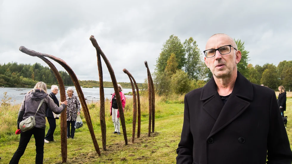 Mats Wikström, projektledare, tillika konstnärlig ledare för Råneåbiennalen tog ut vernissagedeltagarna på en konstvandring. På Andholmen står skulpturen Vandring av konstnärsgruppen KILen.
