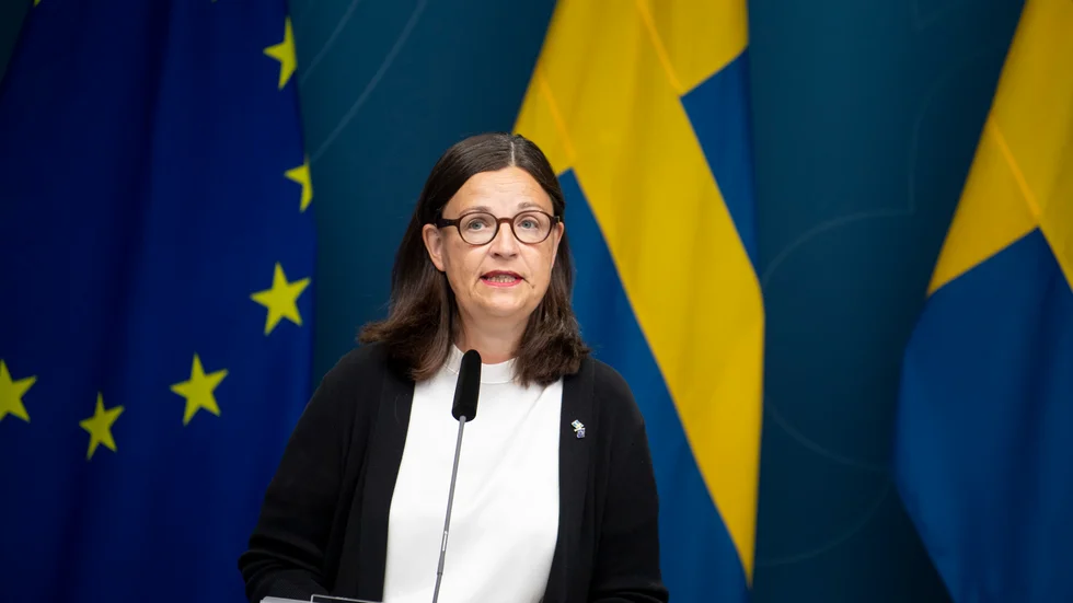 Utbildningsminister Anna Ekström (S) får stå till svars för PISA-resultaten, som kan ha påverkats av att elever med utländsk bakgrund tagits bort ur urvalet.