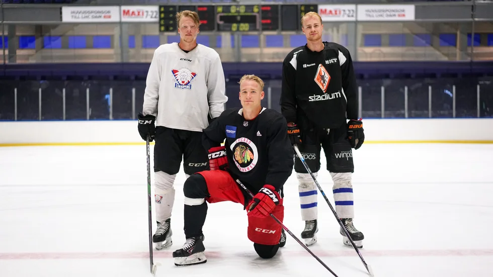 "Det här är väl det närmaste man kommer ett lagfoto den här säsongen", säger Anton Karlsson när han ställer upp framför kameran. Tillsammans med Gustav Forsling och Philip Rondahl har han precis kört ett pass i Stångebro ishall. 