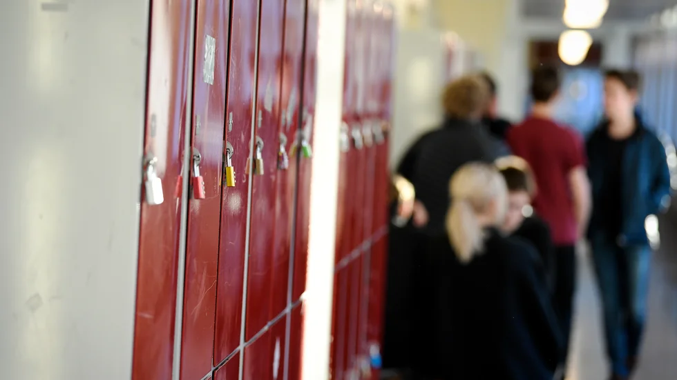 

"Det är lätt att vi talar om barn och ungdomar och inte med dem, men deras egna upplevelser och beskrivning av det som händer är en viktig grund i det här projektet. De måste själva få vara med och formulera det de ser och upplever", säger Ylva Löwenborg, Rädda Barnen. 