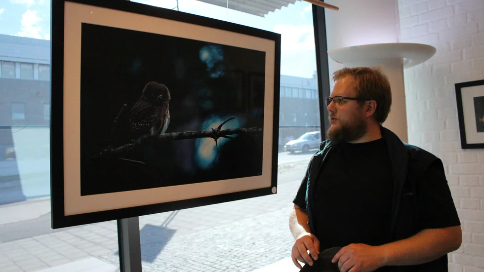 Mårten Lundgren, naturfotograf från Svärtinge, ställer ut i Mjölby bibliotek. "Bilderna handlar om mina möten i skogen med djur och natur", säger han.