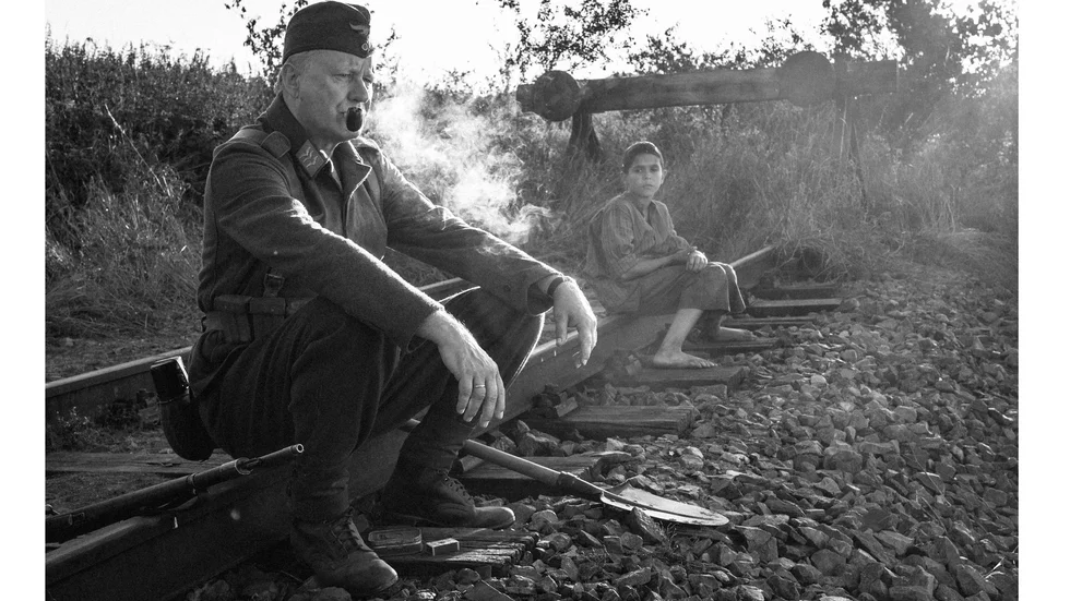 "The painted bird" är en odyssé av lidande i Östeuropa under andra världskriget. Stellan Skarsgård spelar en soldat som är ovanligt snäll mot filmens torterade huvudperson. Pressbild.