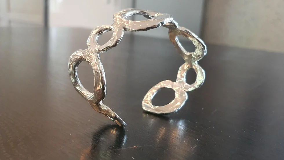 Eva Bengtssons silverarmband kommer finnas med på konstrundan. 