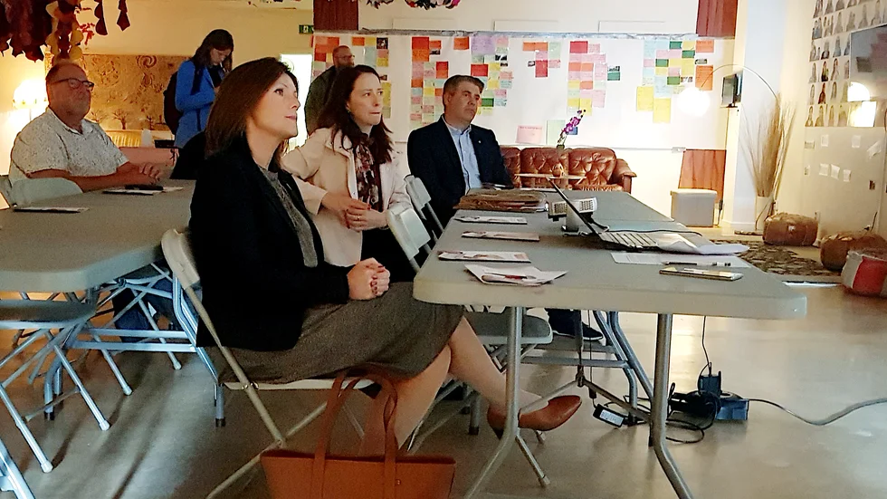 I Världens Mammors lokal, med bilder och lappar från organisationens demokratiprojekt på väggarna, lyssnar arbetsmarknadsminister Eva Nordmark (S) och jämställdhetsminister Åsa Lindhagen (MP) på hur Skäggetorpsbor jobbar för integration.