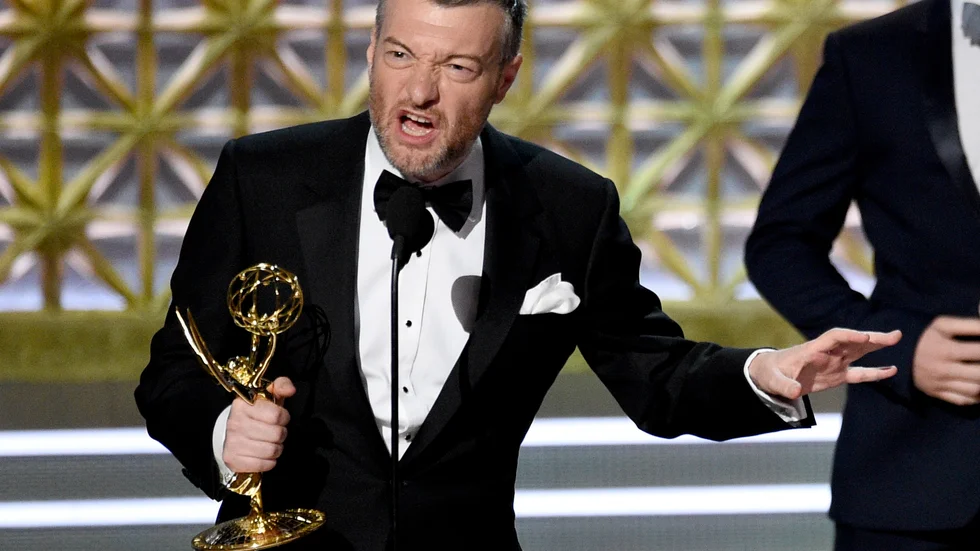 Charlie Brooker tar emot en Emmy-statyett för "Black mirror". Arkivbild.
