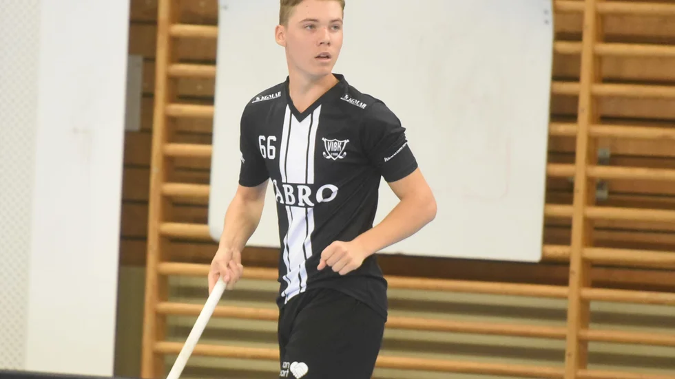 Karl Hjelmland spelar vidare i Vimmerby IBK.