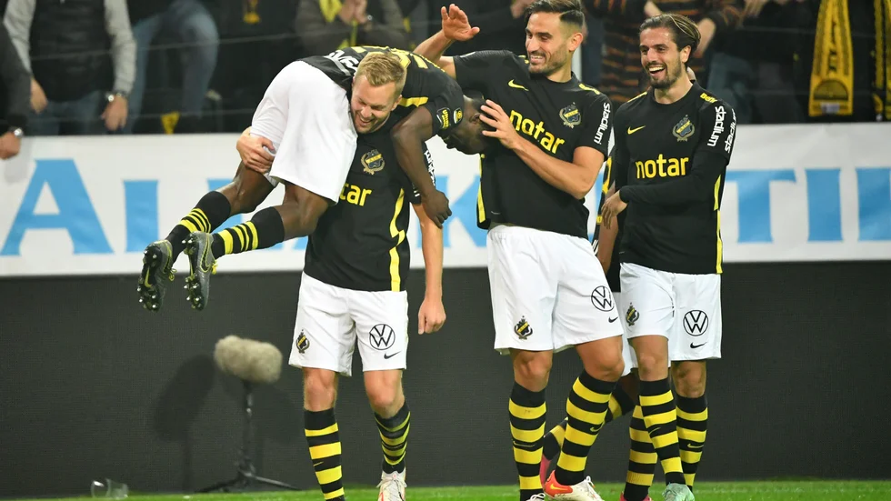 Sebastian Larsson lyfter upp Erick Otieno efter dennes 3–1-mål mot IFK Göteborg.