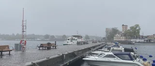 Kättingar gick av i ovädret • Bryggan lagad tillfälligt • Ska åtgärdas innan vintern