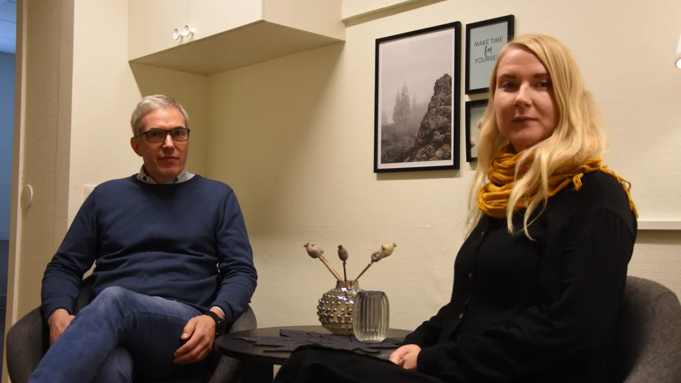 Hans Larsson och Tina Bernstav vill bryta stigmat kring ämnet och skapa en större förståelse i samhället. "Det är inte en speciell typ av människor som fastnar i ett beroende, det kan vara du och jag", säger han.