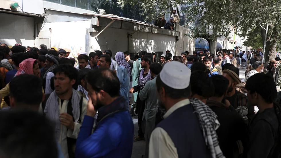 Det bildades snabbt långa köer utanför afghanska banker när talibanerna tog makten. Arkivbild