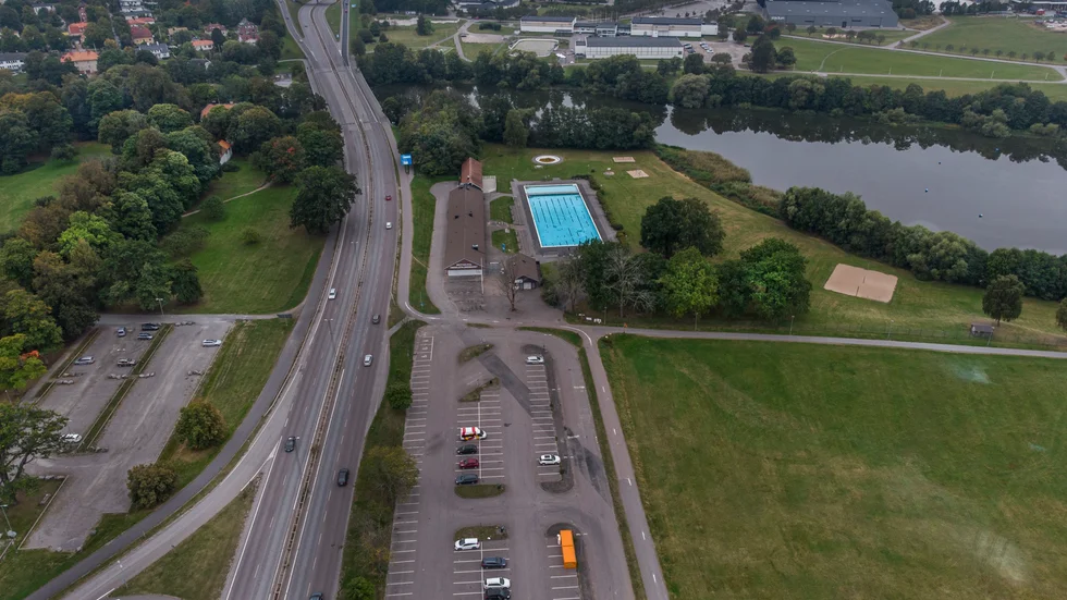 Hällristningsgatan leder fram till Himmelstalundsbadet.