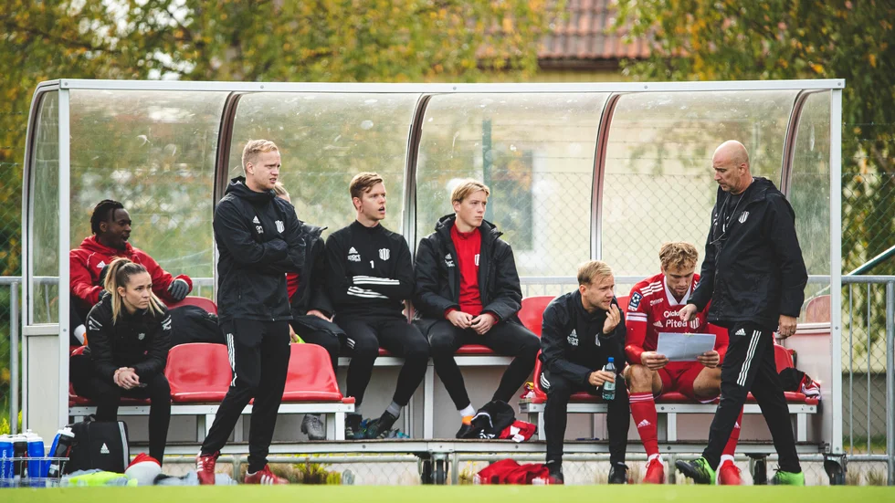 Joakim Vikström har en del att fundera på inför bortamatchen mot Örebro Syrianska. 