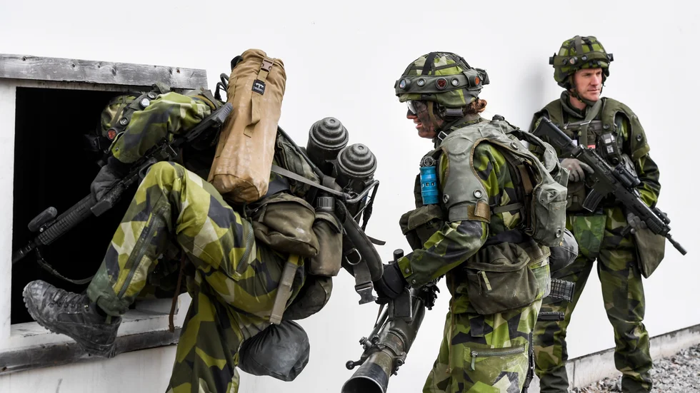 Många kvinnor i Försvarsmakten upplever att de inte värderas lika högt som sina manliga kollegor.